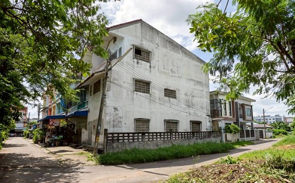 98073 - ขายด่วน อาคารพาณิชย์ 3 ชั้น “บ้านนกนางแอ่น“ พร้อมทำธุรกิจสร้างรายได้ทันที ใจกลางเมืองสุราษฎร์ธานี