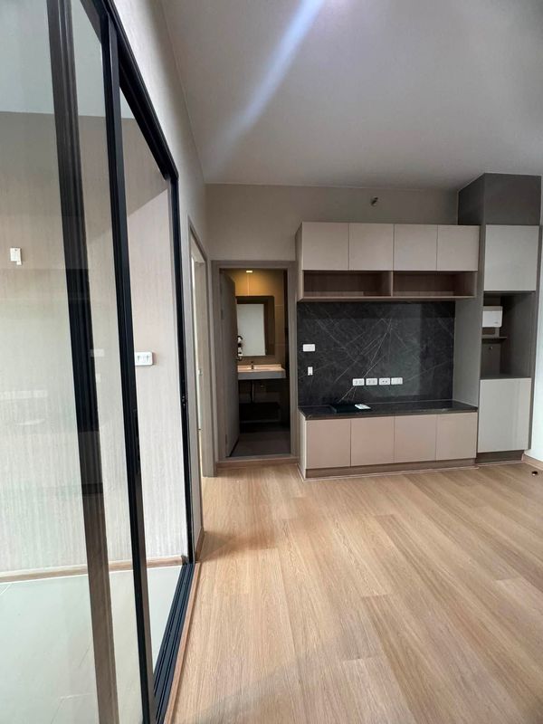 Condo for sale in the heart of Rama 9 (36.6 sq m.), special plan with one room on the entire floor, wide space, not hot in the east. New condition, never rented out.