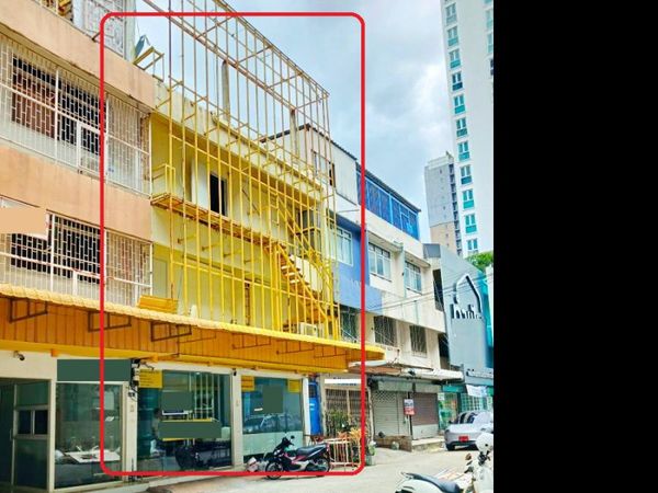 near MRT TaoPoon 250 m. 3-story commercial building Gateway at Bang Sue 500 m. for rent 2 bed 2 bath Land area 30 sq.wa. usable area 400 sq.m. Rent 74,999 B-M. Wide frontage in a prime Tao Poon location suitable for offices tutoring schools