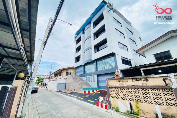 Office building for sale, 5 floors, 152 sq m, Lat Phrao 101, Soi Bo Pla 1/4, has parking, near MRT Lat Phrao 101.