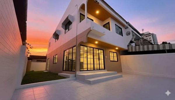 House on Soi Lasalle 29 / 4 Bedrooms (FOR SALE) DA082
