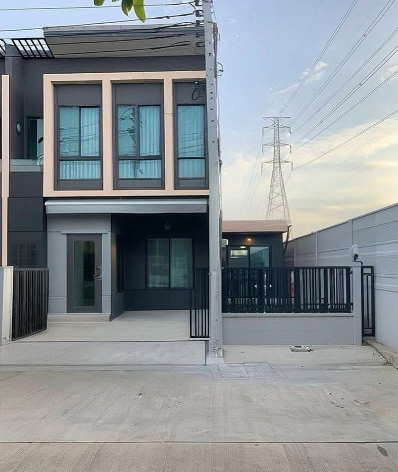 Townhome for rent, corner house, Pleno Sukhumvit-Bangna, beautiful house, in front of the house, wont hit anyone. Ready to move in immediately (N.2270)