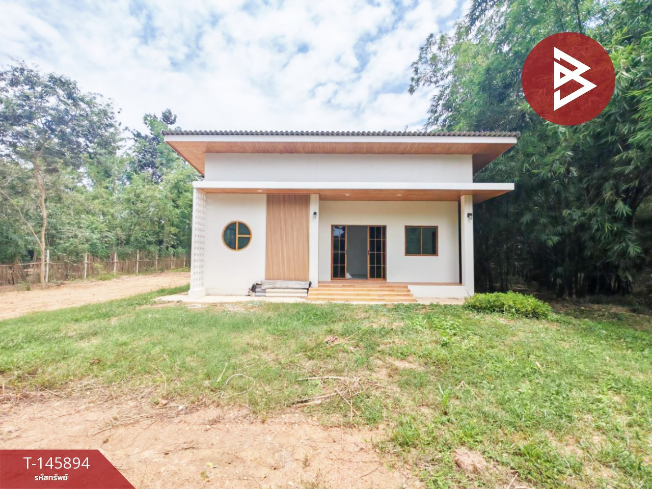 Land for sale with self-built detached house, area 200 sq m, Phanom Sarakham, Chachoengsao. Land for sale with self-built detached house, area 200 sq m, Phanom Sarakham, Chachoengsao.