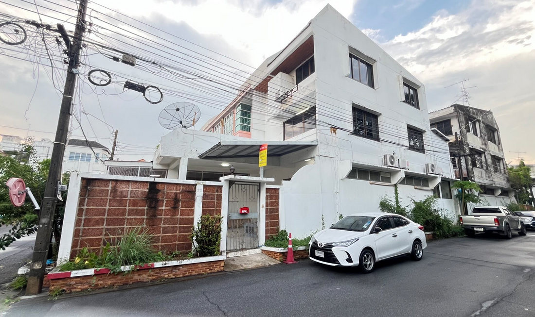 Call : 063-296-5696 Phon Phailin Village, Townhouse corner unit 3 stories 36 sq.wa 3 Beds 3 Baths 3 minutes to MRT Phawana Station () Call : 063-296-5696 Phon Phailin Village, Townhouse corner unit 3 stories 36 sq.wa 3 Beds 3 Baths 3 minutes to MRT Phawana Station ()