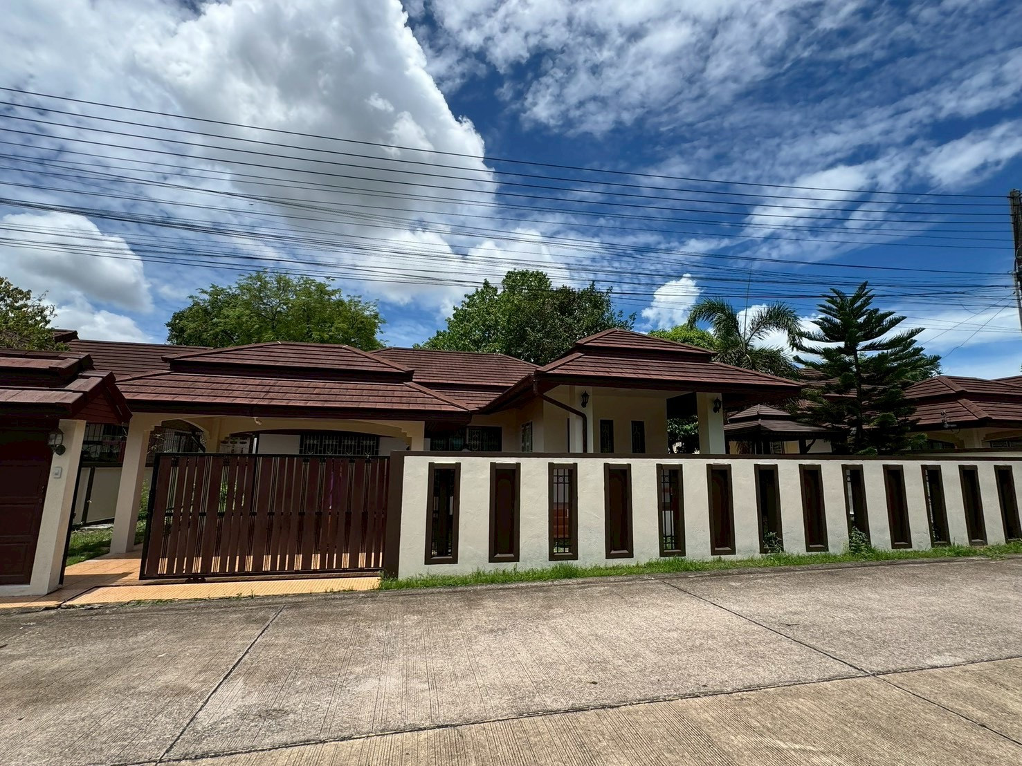 ขายบ้านเดี่ยว ทำเลนาจอมเทียน | หมู่บ้านบารมี เพียง 3.9 ล้านบาท ขายบ้านเดี่ยว ทำเลนาจอมเทียน | หมู่บ้านบารมี เพียง 3.9 ล้านบาท