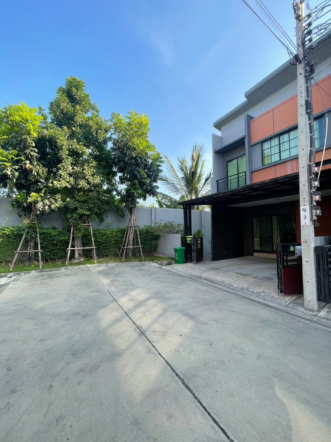 ขายบ้านหลังมุม หมู่บ้านสิริเพลส จรัญฯ–ปิ่นเกล้า บ้านสวยพร้อมอยู่ ทำเลดี พื้นที่ใช้สอยกว้าง ต่อเติมครบ ราคาคุ้มค่า พร้อมเข้าอยู่ได้ทันที และสามารถซื้อเพื่ออยู่อาศัยหรือปล่อยเช่าต่อยอดการลงทุนได้ – รูปที่ 2