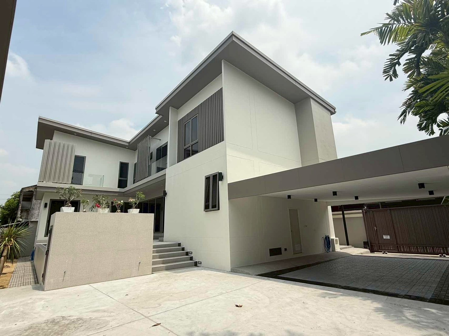 Giant luxury pool villa for rent, 780 sq m (5 bedrooms, 6 bathrooms), location in the heart of Huai Khwang. Fully decorated and ready to move in Can raise animals (Pet-Friendly) Just 5 minutes walk to Makro.