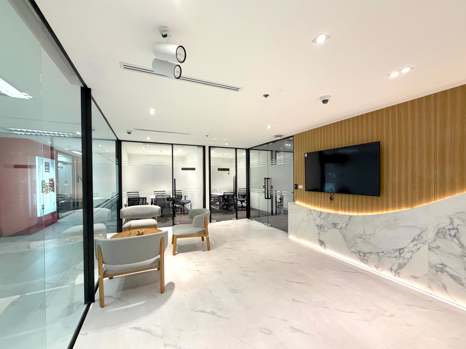 Beautifully decorated office with 24Hr air con, Next to BTS Surasak. Beautifully decorated office with 24Hr air con, Next to BTS Surasak.