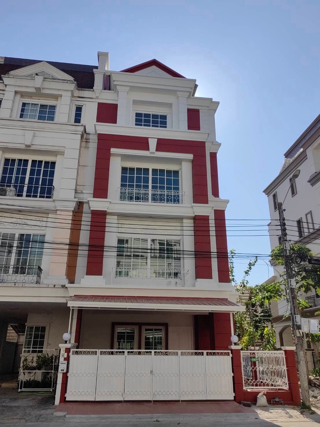 Home office for rent, 4 floors, Plus Park Avenue Lasalle-Srinakarin, corner plot, newly renovated, near 2 BTS lines (N.2264)