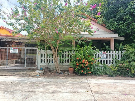 Single house, Chollada Village, Bang Bua Thong, corner plot, good atmosphere, near the Purple Line. Single house, Chollada Village, Bang Bua Thong, corner plot, good atmosphere, near the Purple Line.