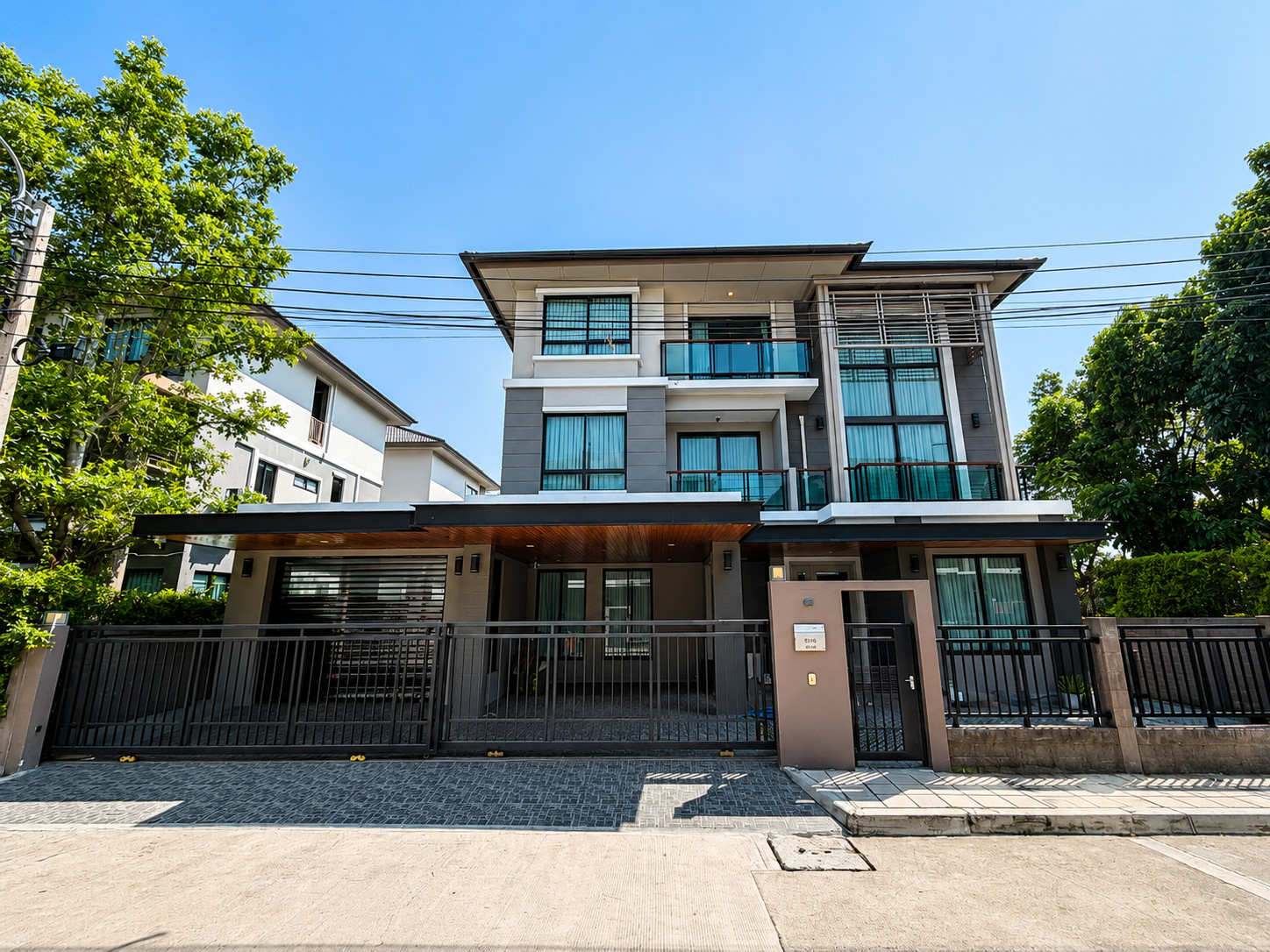 ขายบ้านเดี่ยว 2 ชั้น ภัสสร วงแหวน–รามอินทรา บ้านเดี่ยวหลังมุม พื้นที่ 64.8 ตร.วา ฟังก์ชันครบ 4 ห้องนอน ใกล้ Fashion Island และรถไฟฟ้าสายสีชมพู ขายบ้านเดี่ยว 2 ชั้น ภัสสร วงแหวน–รามอินทรา บ้านเดี่ยวหลังมุม พื้นที่ 64.8 ตร.วา ฟังก์ชันครบ 4 ห้องนอน ใกล้ Fashion Island และรถไฟฟ้าสายสีชมพู