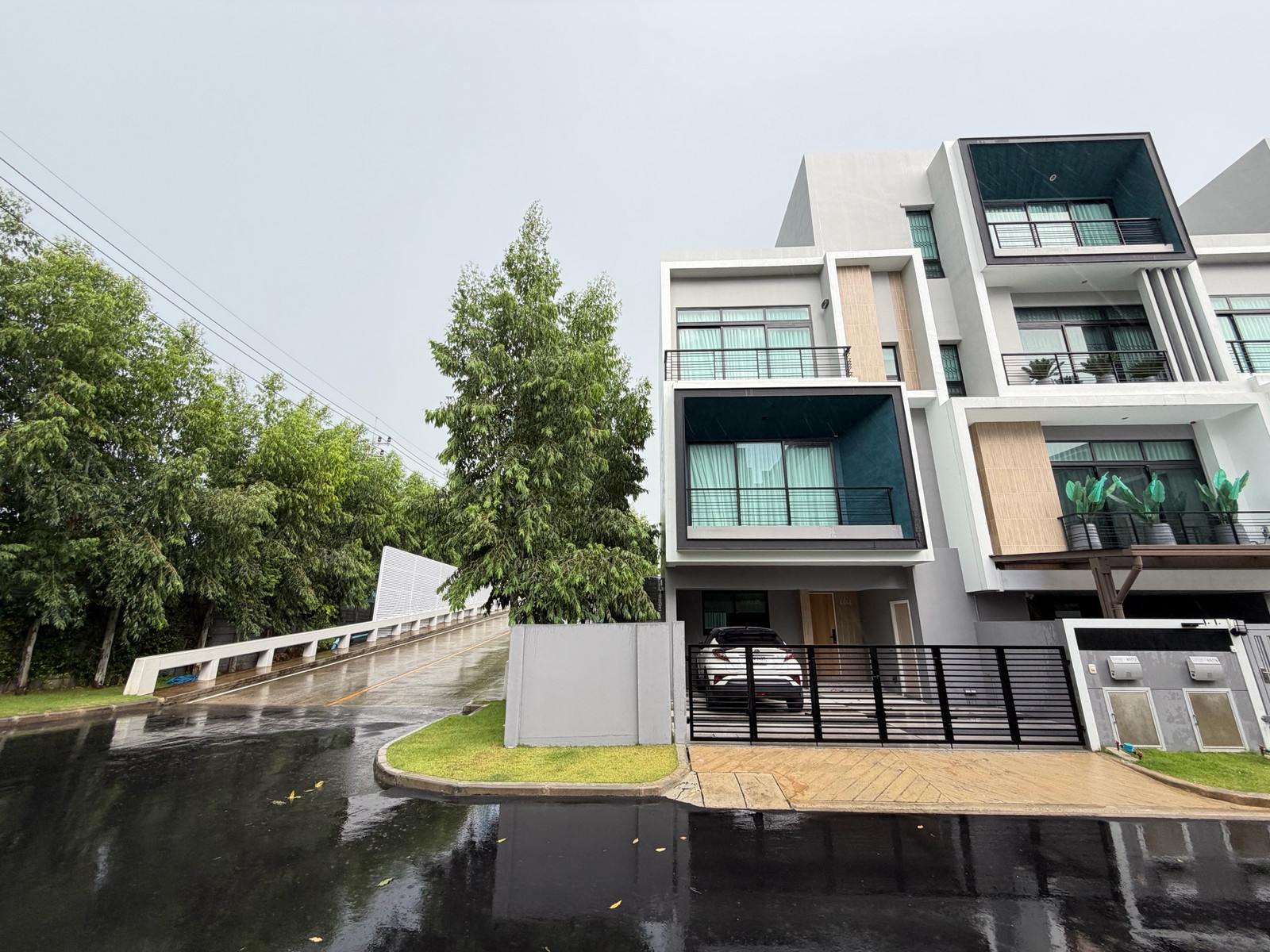 บ้านหรูหลังมุม 3 ชั้น พร้อมดาดฟ้า ทำเลศักยภาพ ใกล้โรงเรียนนานาชาติและทางด่วน พร้อมเข้าอยู่ บ้านหรูหลังมุม 3 ชั้น พร้อมดาดฟ้า ทำเลศักยภาพ ใกล้โรงเรียนนานาชาติและทางด่วน พร้อมเข้าอยู่