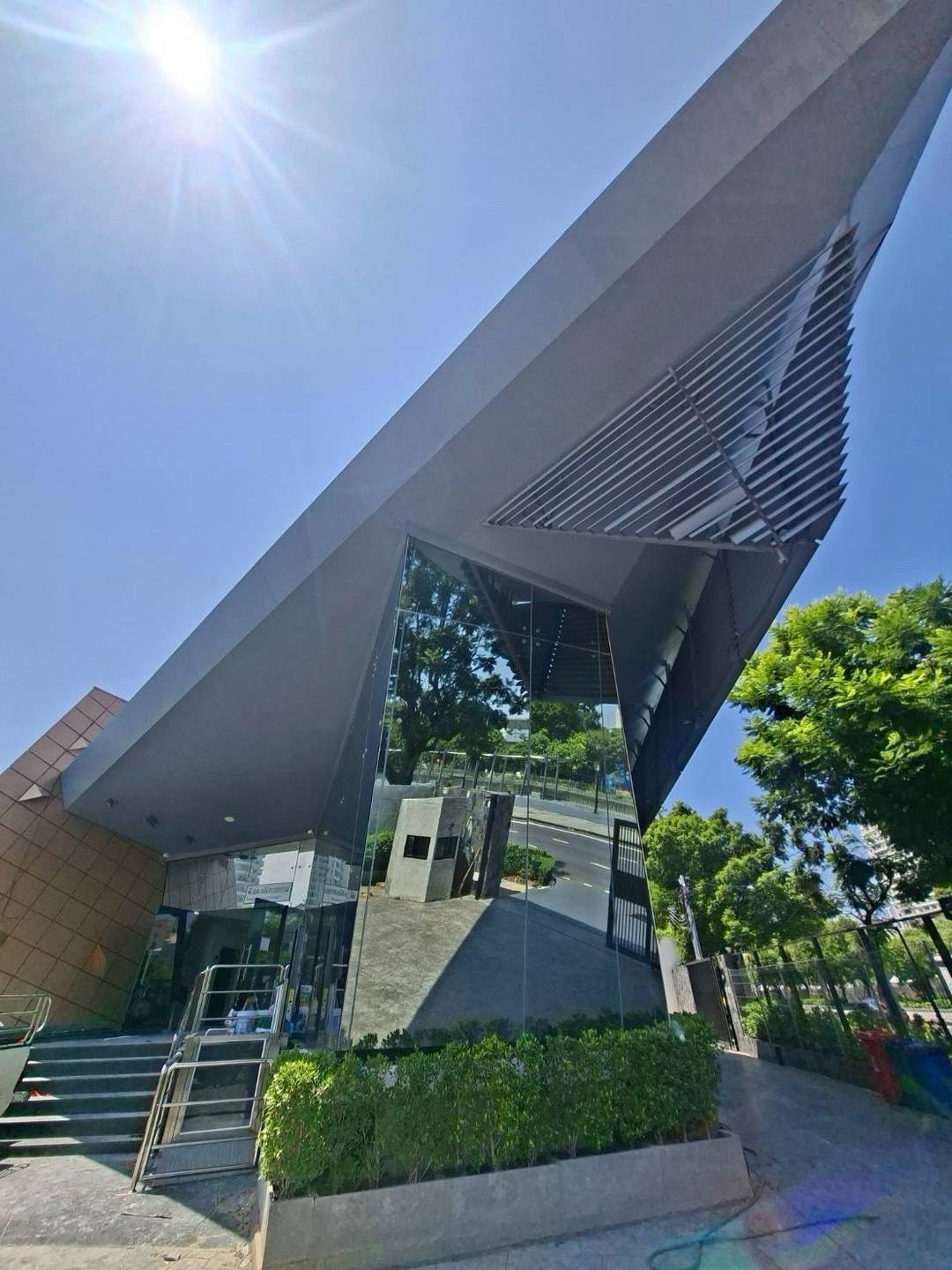 ให้เช่า โชว์รูม สาทร - นราธิวาสราชนครินทร์ | FOR RENT SHOWROOM AT SATHORN - NARATHIWAS RATCHANAKHARIN