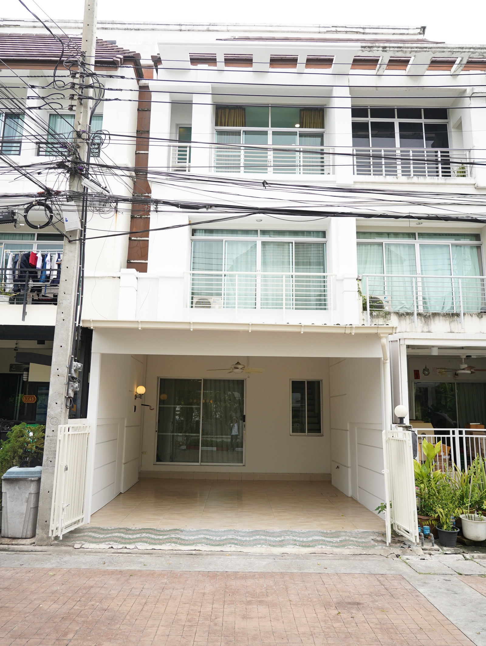 Rare Item! ขายทาวน์โฮม บ้านกลางเมือง สุขุมวิท 113 หน้าคลับเฮาส์ วิวสวน แอร์-ม่านครบ รีโนเวทใหม่ หิ้วกระเป๋าเข้าอยู่ได้เลย!