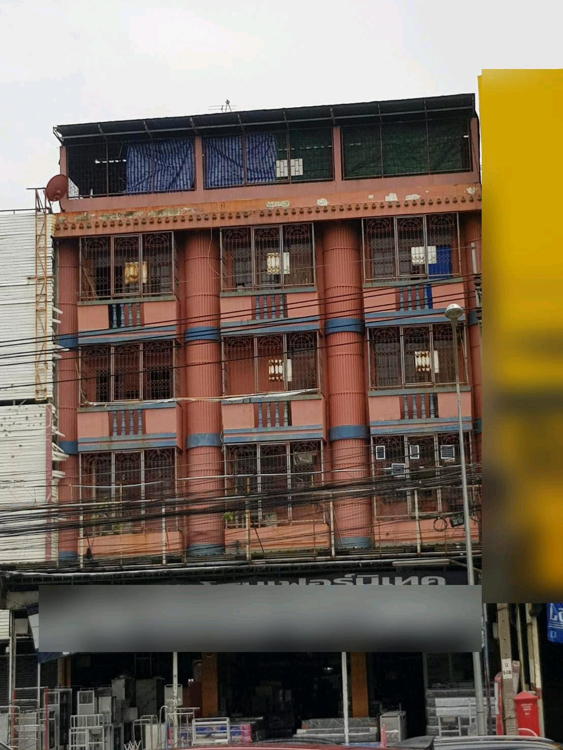 5-story commercial building for sale, next to the road. 5-story commercial building for sale, next to the road.