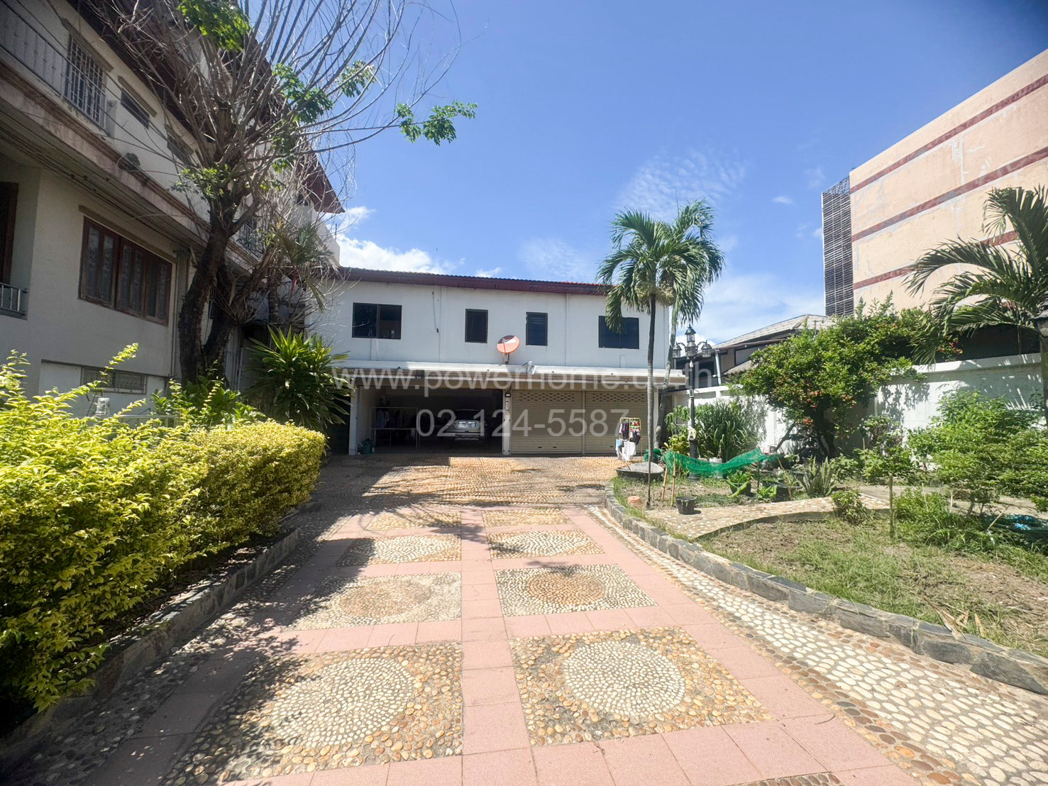 2-story detached house with empty land, good location, near Future Park Rangsit mall.