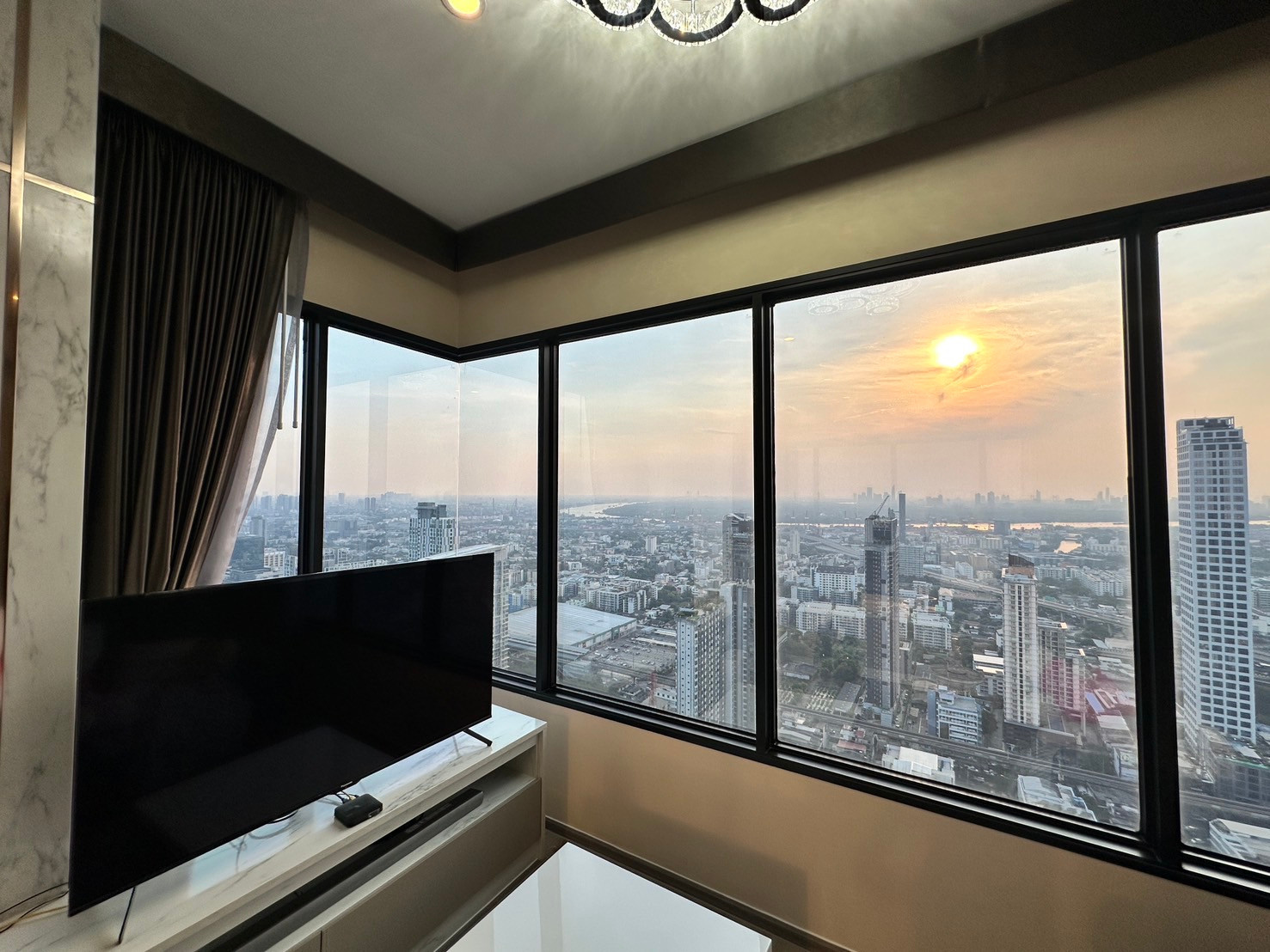 Luxury condo for sale, top floor, size 54.8 sq m, flexible functions, 2 bedrooms, On Nut location, with Auto Parking and Shuttle Service system, send to BTS.