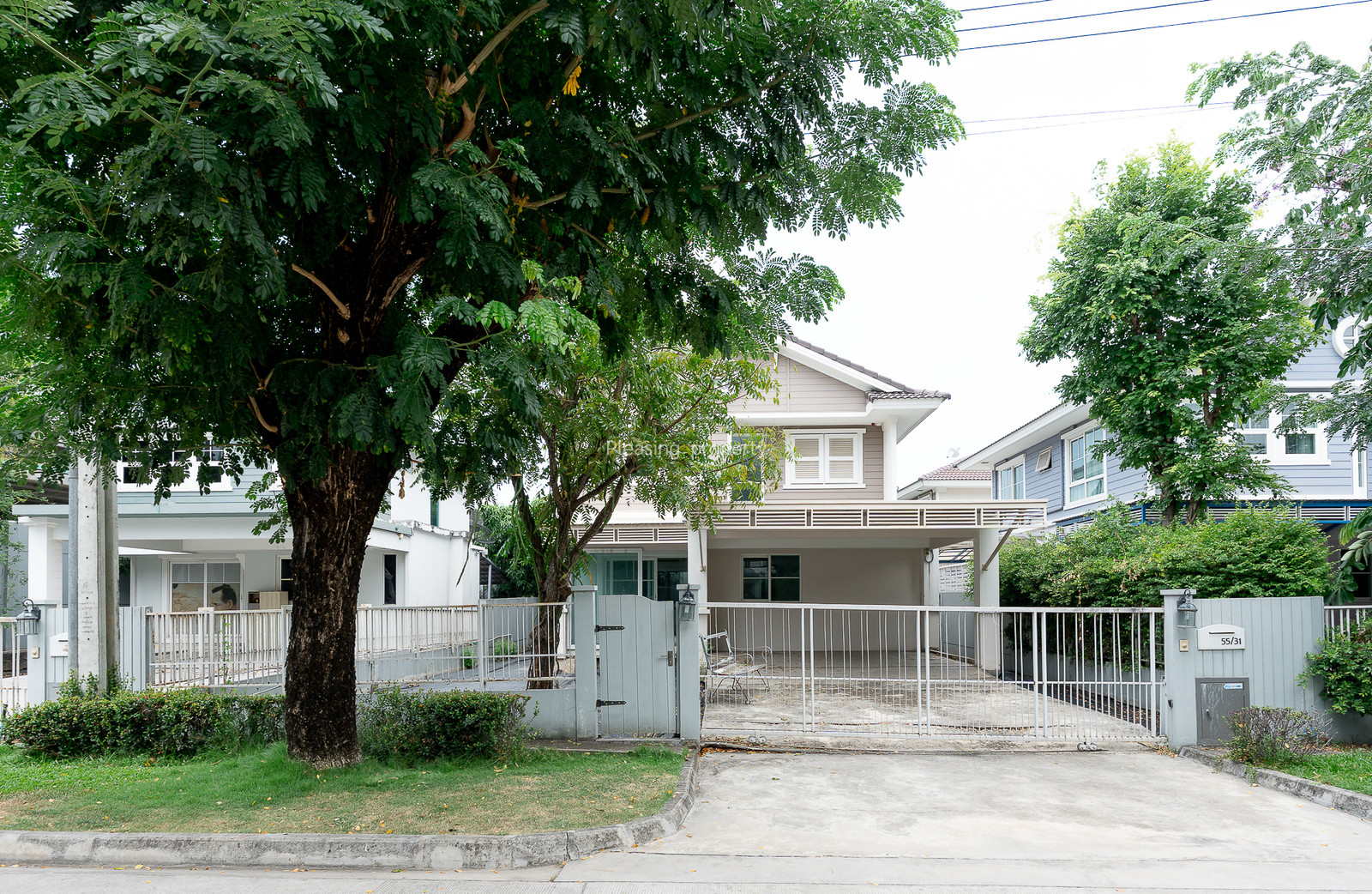 จอดรถได้ 4 คัน | บ้านเดี่ยว Land & Houses หลังร.ร.คอนคอร์เดียน จอดรถได้ 4 คัน | บ้านเดี่ยว Land & Houses หลังร.ร.คอนคอร์เดียน