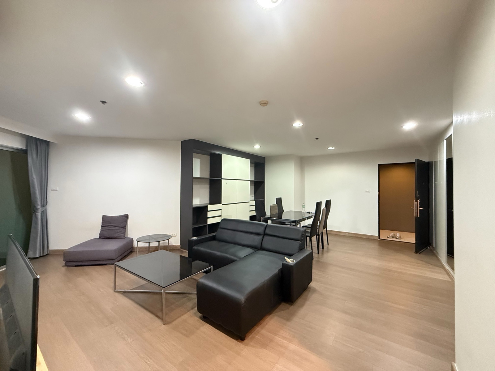 FOR RENT 3 bed 2 bath at building A floor 32 please contact to visit 