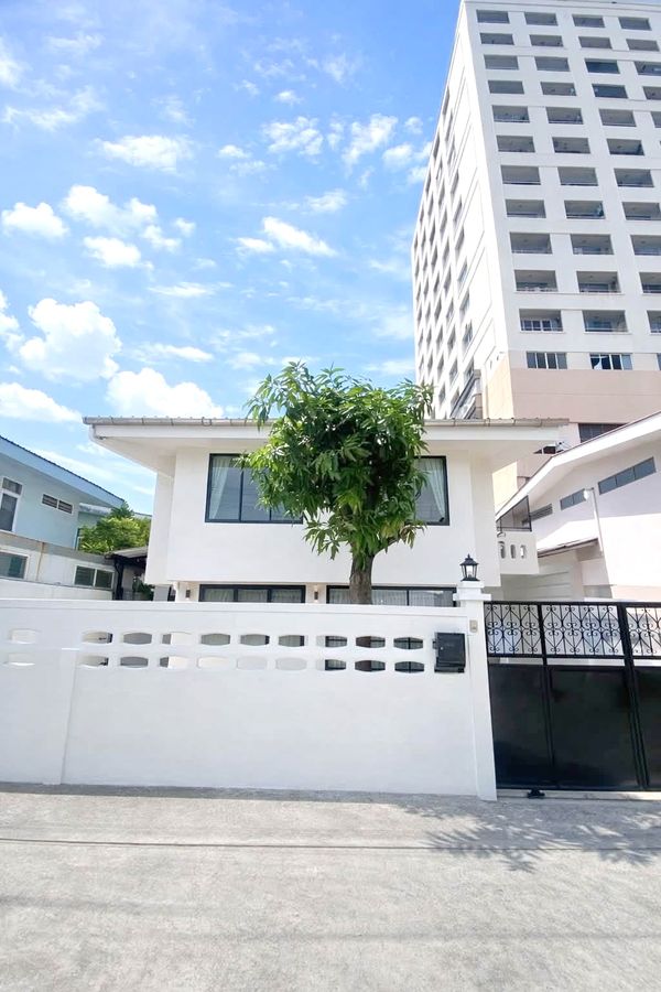 🐶🐱Pet-friendly HK0677♛Single house for rent, 4 bedrooms⚝Ratchada-Sutthisan♜MRT Suthisan∞099-5919653,065-9423251▚Line@sureresidence