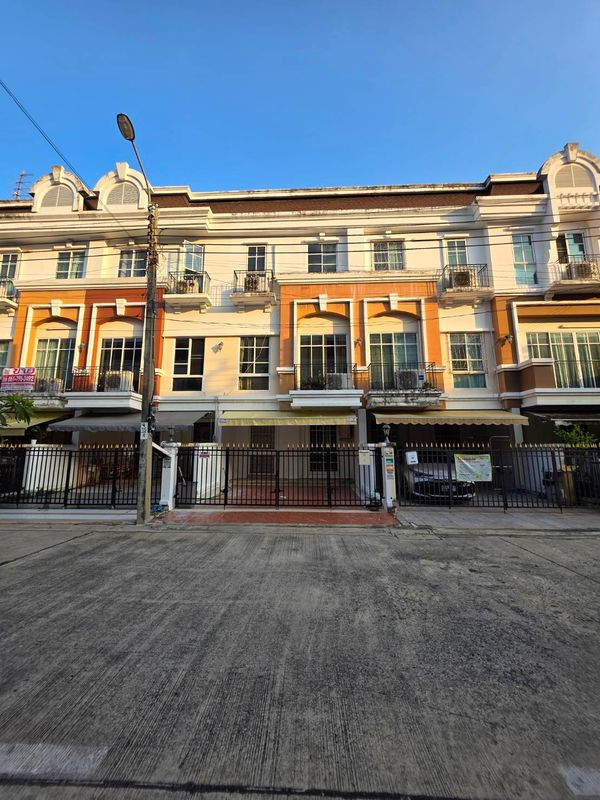 Vacant and available for immediate rent! House at a very good price 🔥🔥 Plus City Park Village Ekkamai-Ramintra Soi Nuanchan 32 Pick up a new interior paint job.