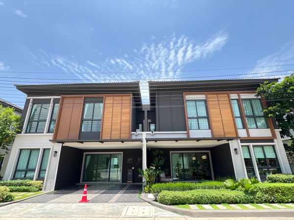 Big new series of semi-detached houses Near international school Newly cut Krungthep Kreetha Road, only 900 m. Interested 0922692242