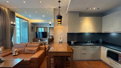 🌳 Quattro by Sansiri, 55 sq.m., Wooden Classic style decorated room, near BTS Thonglor with shuttle bus service.