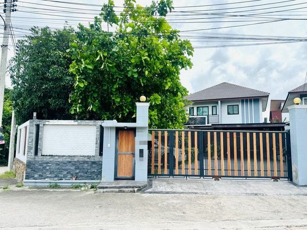 Large detached house for sale in Nong Kho, Sriracha. 4 bedrooms, parking for 4 cars. Transfer fees included.