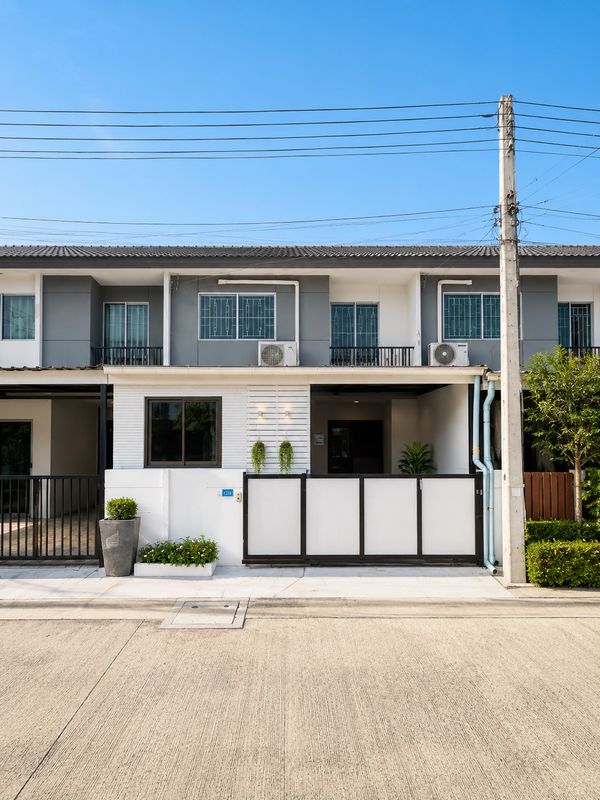 ขายทาวน์โฮม 2 ชั้น หลังกลาง หมู่บ้านพฤกษา 102 ไร่ขิง 42  รีโนเวทใหม่ พร้อมอยู่ ทำเลดี ใกล้พุทธมณฑลสาย 5 