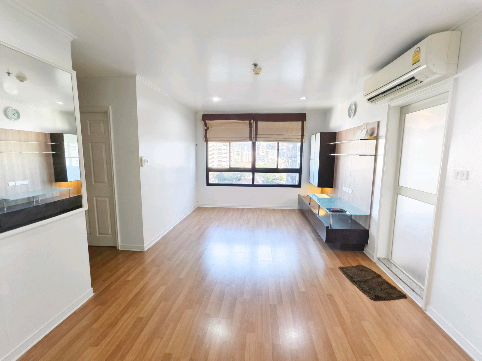 Urgent sale, Lumpini Place Phahon-Saphan Khwai, 65 sq m, 2 bedrooms, 2 bathrooms, 7th floor.
