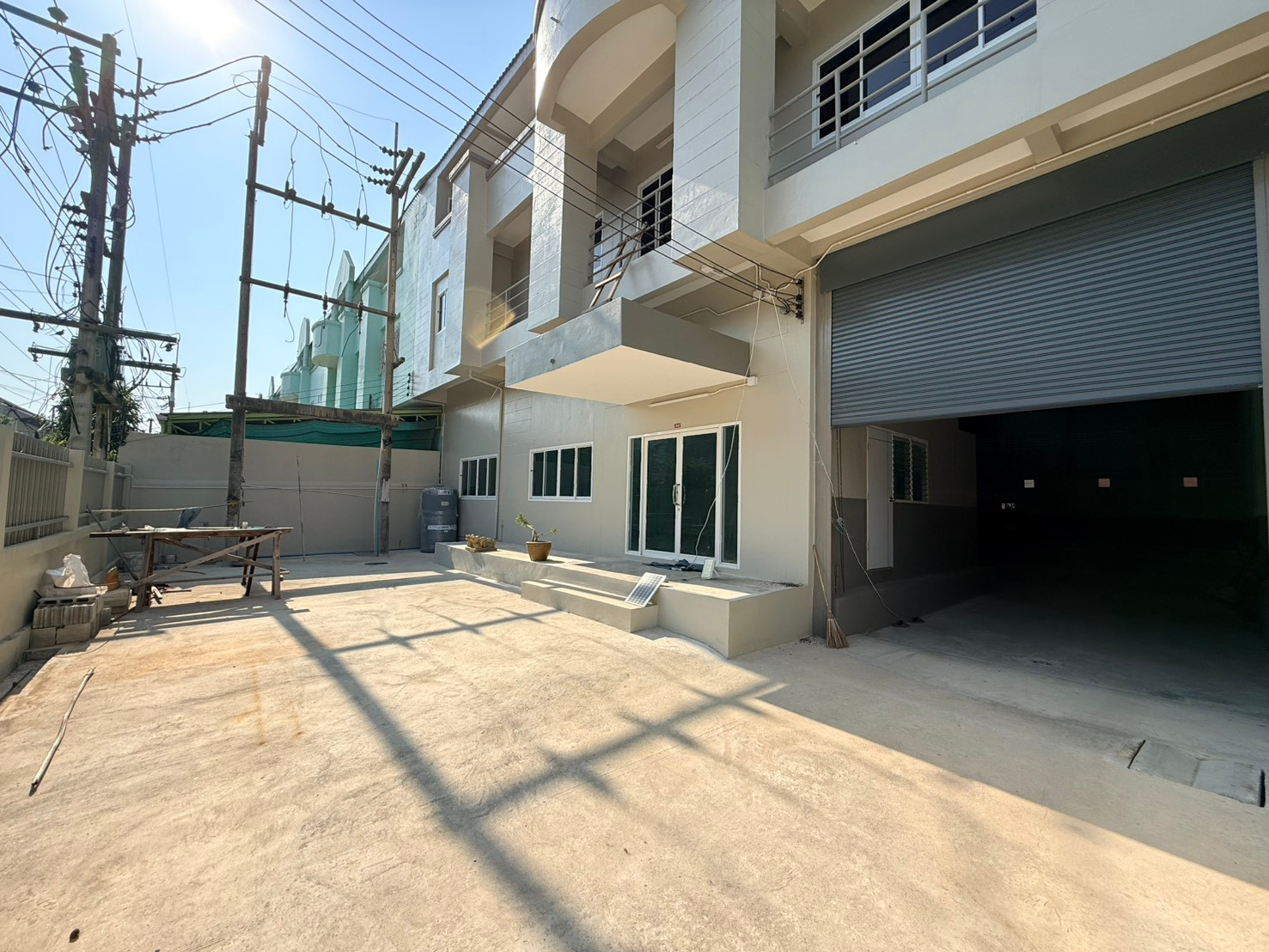 Warehouse size 800 sq m. has a four-room, three-story building that can be used as an office. All newly renovated, just finished.