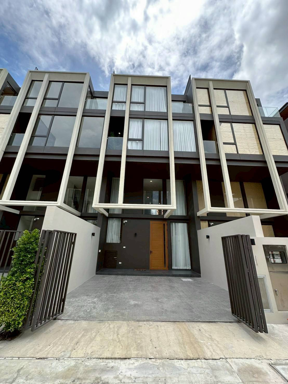 For sale only 13,900,000 Vimarno Sukhumvit-Bearung project.