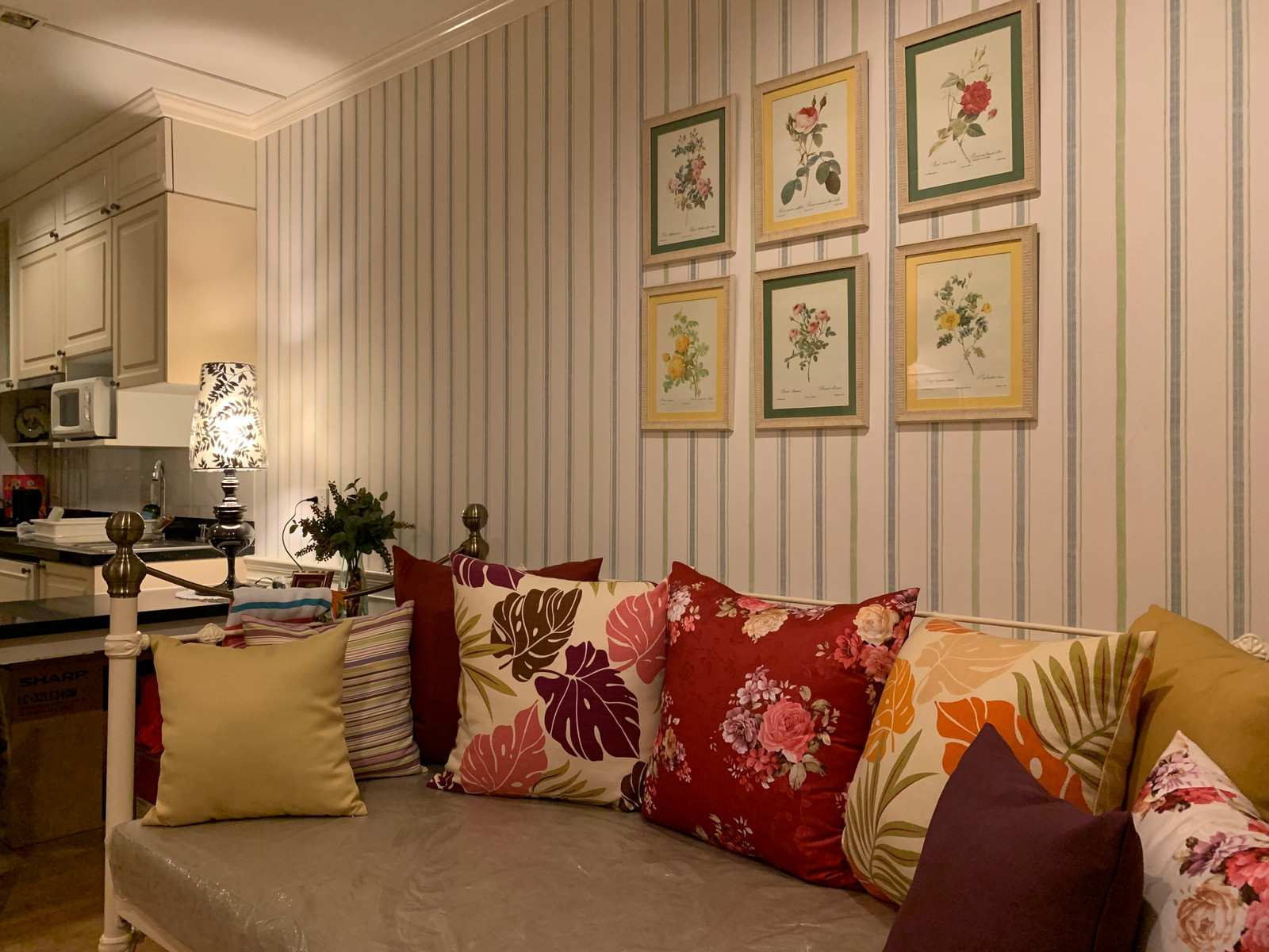 Condo for sale, decorated and ready to move in, English Vintage style, warm, classic, and classy. Condo for sale, decorated and ready to move in, English Vintage style, warm, classic, and classy.