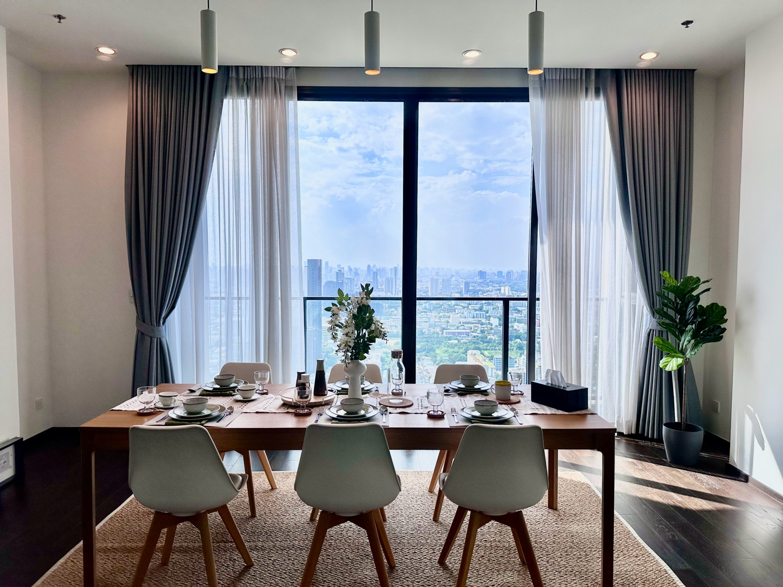 Whizdom Essence Sukhumvit 101 | Luxury 4-Bedroom Condo for Rent | 202 SQ.M. | High Floor & Ceilings | Near BTS Punnawithi & True Digital Park – รูปที่ 2