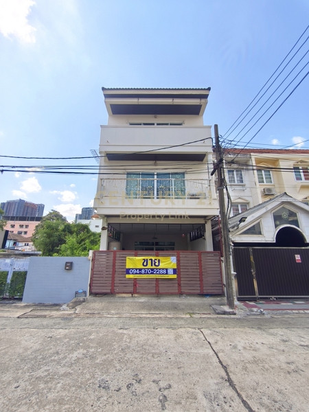 ขายทาวน์เฮาส์ 3 ชั้น หลังมุม ลาดพร้าว 5/1 ทำเลทองเชื่อมรถไฟฟ้า 3 สาย ใกล้เซ็นทรัลลาดพร้าว เหมาะรีโนเวททำโฮมออฟฟิศ No.50-TH-69010