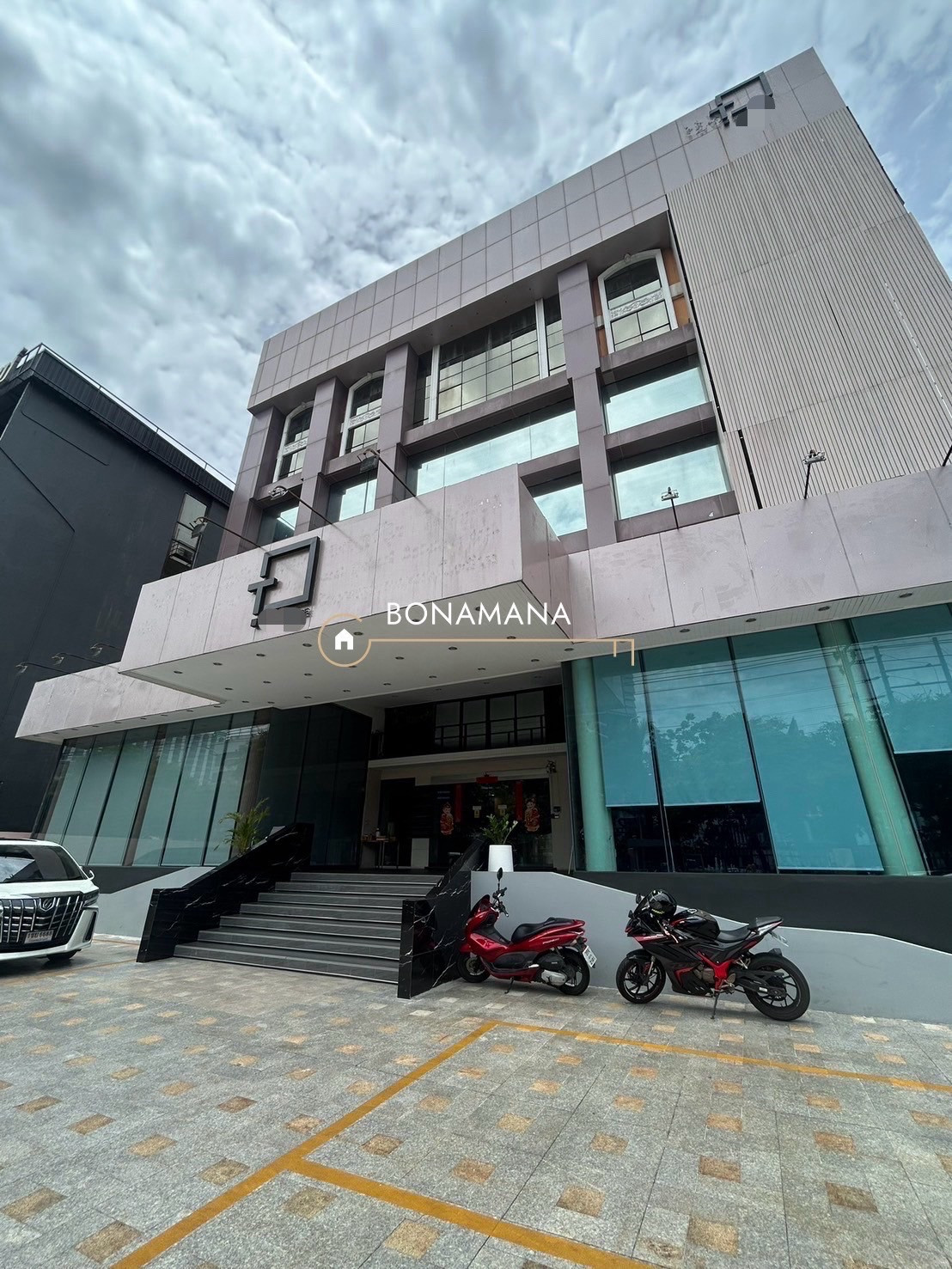 Building for rent, stand-alone building, wide front, showroom style, 9 floors, next to Ratchadaphisek Road, best location (MRT Sutthisan 500m) Building for rent, stand-alone building, wide front, showroom style, 9 floors, next to Ratchadaphisek Road, best location (MRT Sutthisan 500m)
