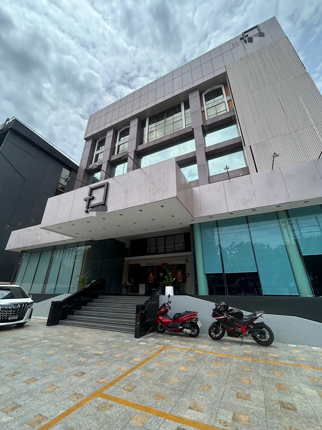 Office for rent, Ratchadaphisek, 9 floors, with elevator, near BTS 500 meters.