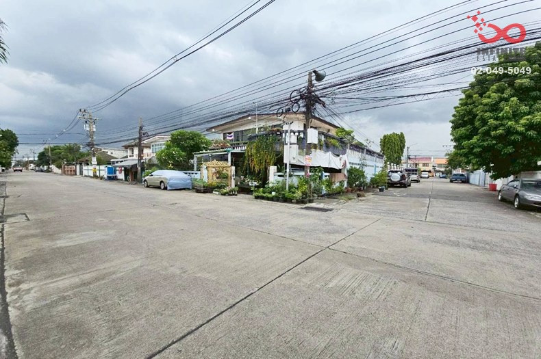 2-story detached house for sale, Ruam Chok Subdistrict Village, 79 sq m, corner house, Chok Chai 4, Soi 56, near MRT Chok Chai 4.