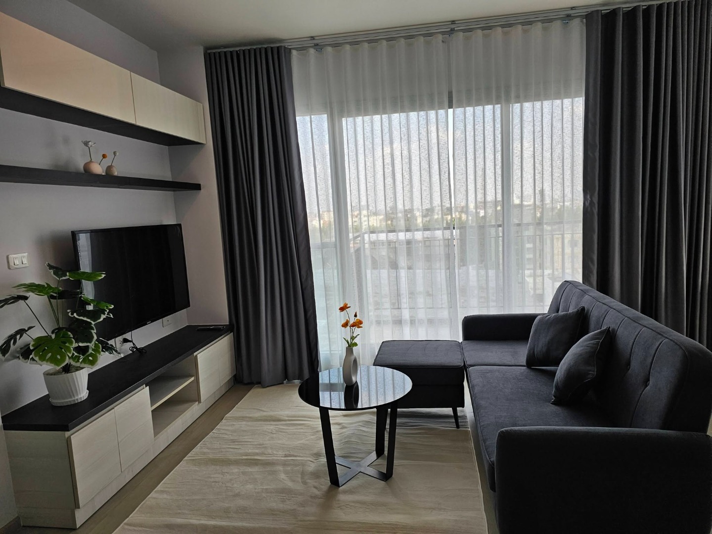 🌿 Life Ratchadapisek, 2-bedroom unit, 65 sq.m., newly renovated, garden floor, quiet, near MRT Huai Khwang.