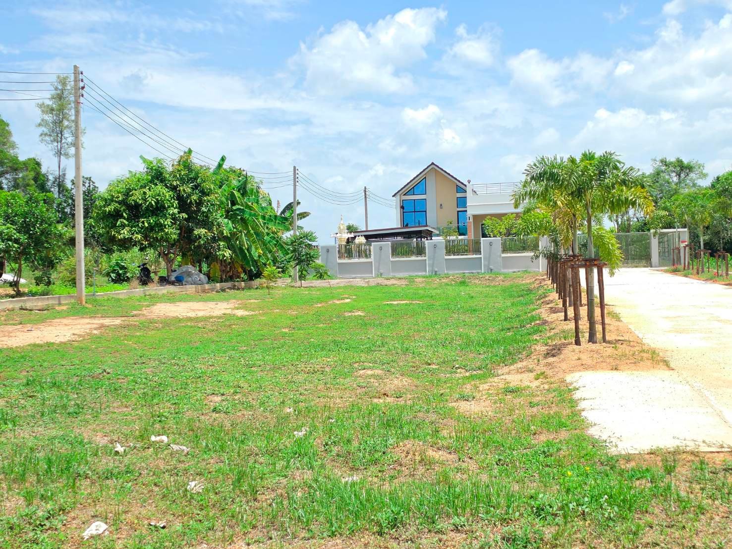 98269 - 2.5 storey detached house for sale with 1-2-0 rai of land, Ban Kha Subdistrict, Ban Kha District, Ratchaburi Province.
