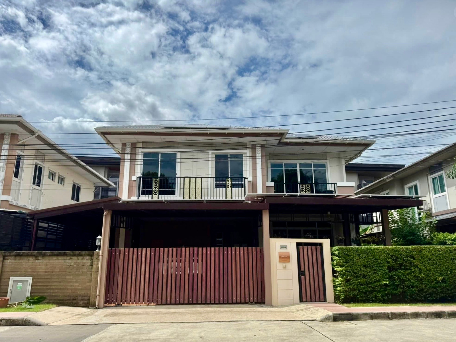 ให้เช่าบ้านเดี่ยว 2 ชั้น Passorn Prestige Pattanakarn บ้านหรูพร้อมอยู่ เฟอร์นิเจอร์ Built-in ทั้งหลัง พร้อมโซลาร์เซลล์และลิฟต์บันได ทำเลศักยภาพ ใกล้เอกมัย ทองหล่อ พระราม 9 และสนามบินสุวรรณภูมิ ให้เช่าบ้านเดี่ยว 2 ชั้น Passorn Prestige Pattanakarn บ้านหรูพร้อมอยู่ เฟอร์นิเจอร์ Built-in ทั้งหลัง พร้อมโซลาร์เซลล์และลิฟต์บันได ทำเลศักยภาพ ใกล้เอกมัย ทองหล่อ พระราม 9 และสนามบินสุวรรณภูมิ