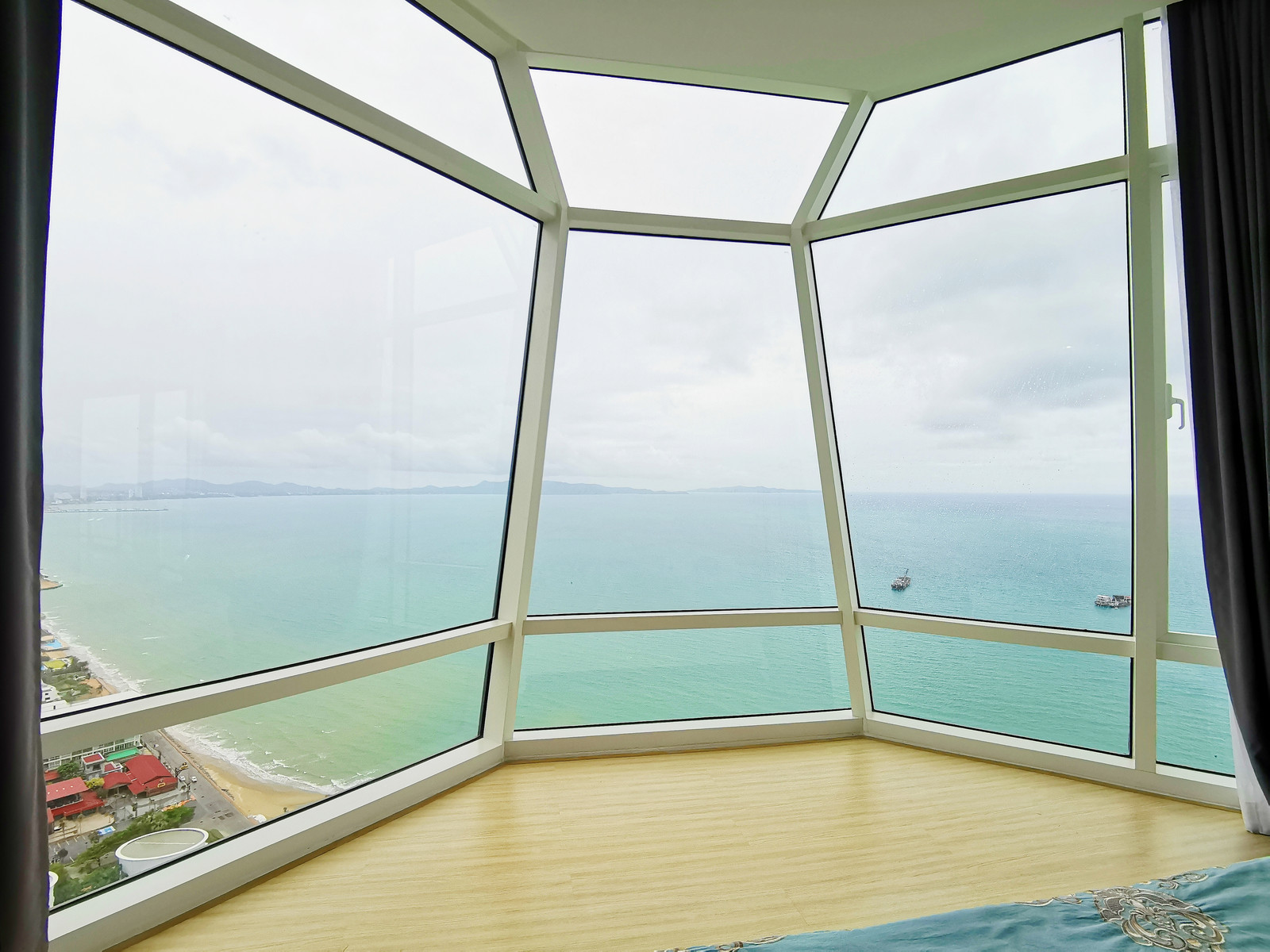 🌅 Urgent Sale – Luxury Beachfront Condo at Reflection Jomtien Beach Pattaya