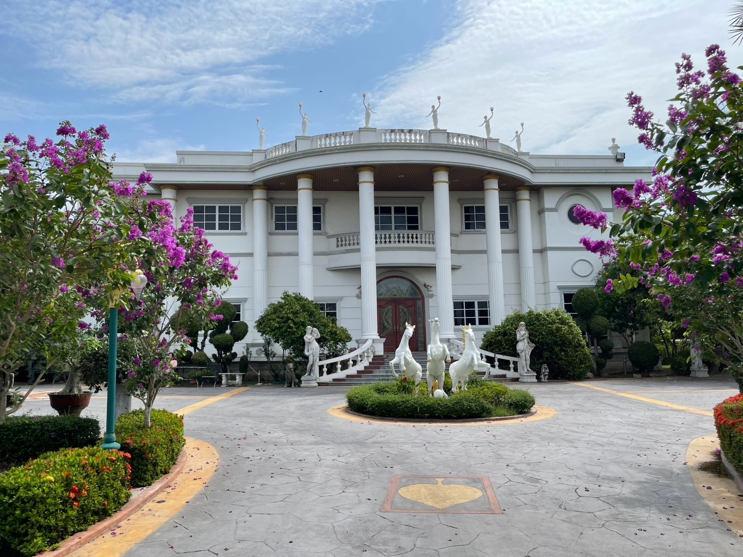 Mansion for sale, land 2 rai 3 ngan 31 square wa, next to Sirisothon main road, 9 lanes, width 42 meters, location in the heart of the city. Chachoengsao Province Mansion for sale, land 2 rai 3 ngan 31 square wa, next to Sirisothon main road, 9 lanes, width 42 meters, location in the heart of the city. Chachoengsao Province