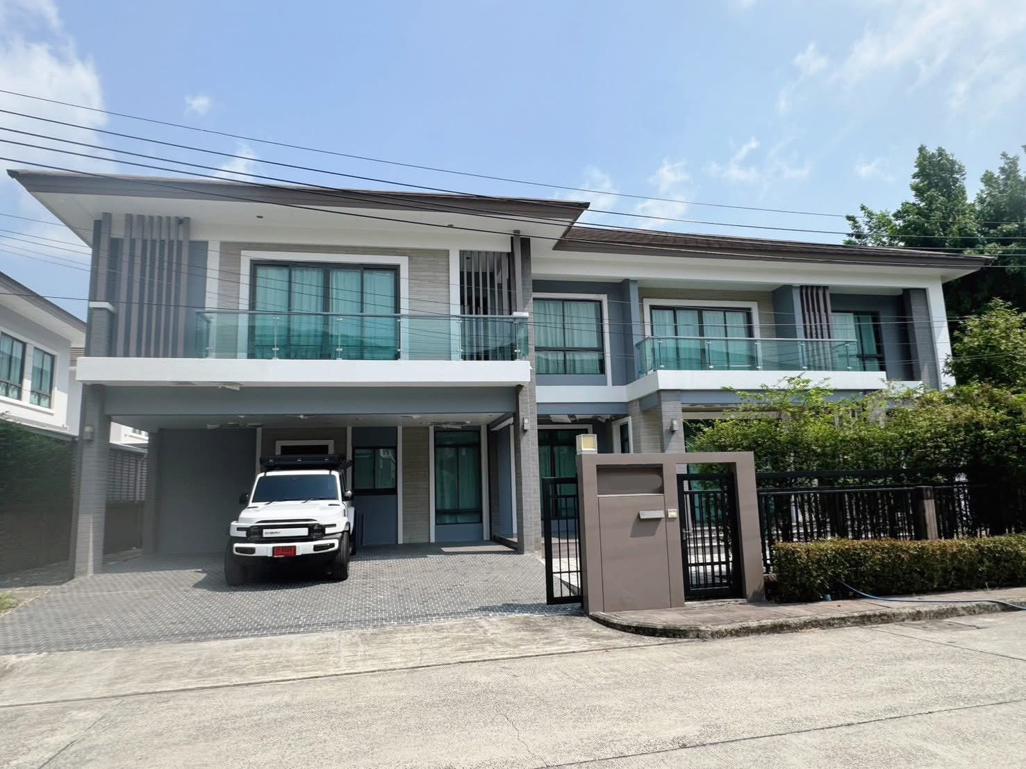 For rent/sale, luxury detached house on Pattanakarn.
