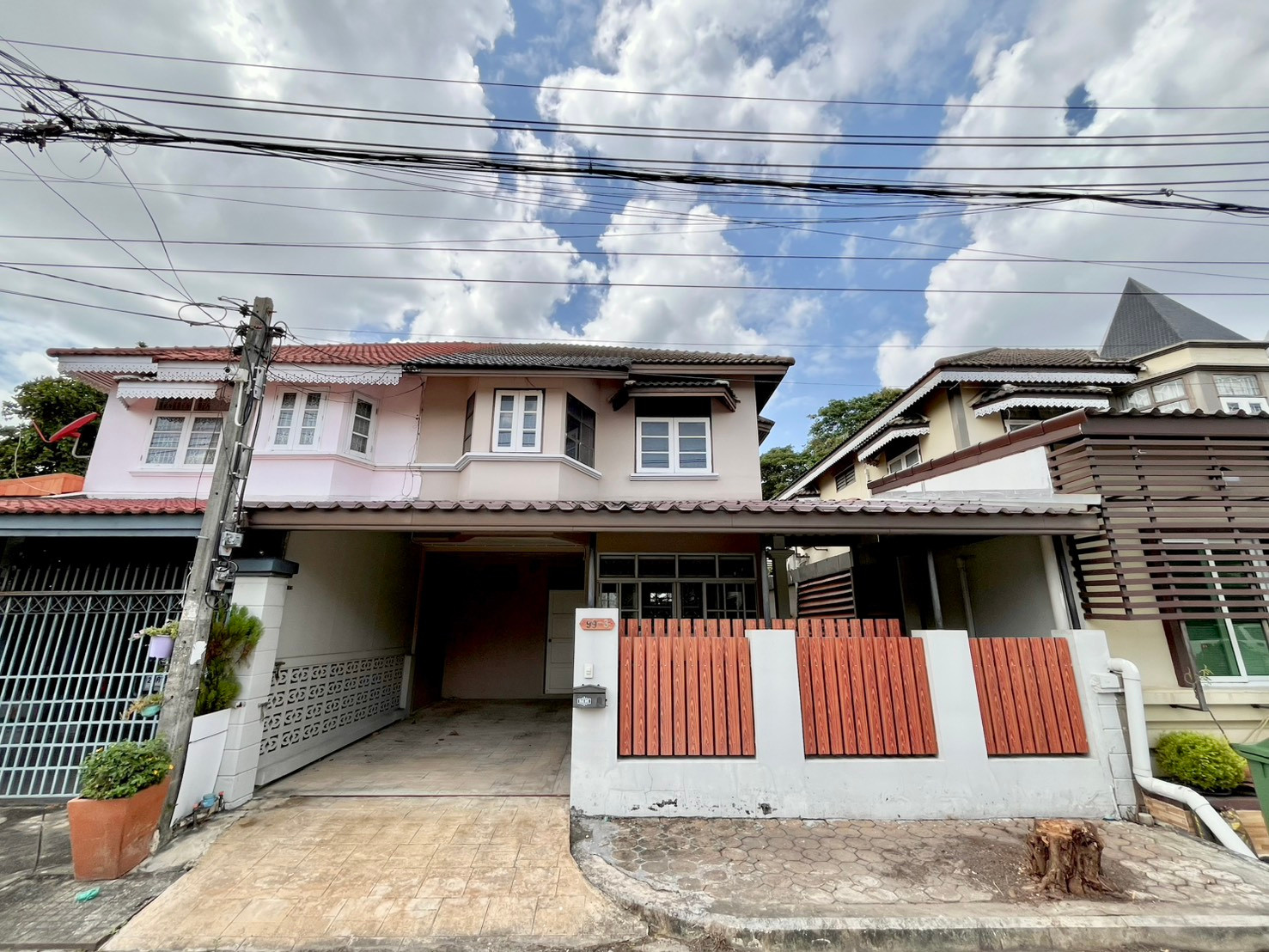 ขนเฟอร์นิเจอร์เข้ามา ก็เข้าอยู่ได้เลย!!! ขายบ้านแฝด โครงการ คันทรี อิน ทาวน์ (Country In Town) บ้าน 2 ชั้น รีโนเวทใหม่ สภาพดี บนที่ดิน 37.2 ตร.ว. ขนเฟอร์นิเจอร์เข้ามา ก็เข้าอยู่ได้เลย!!! ขายบ้านแฝด โครงการ คันทรี อิน ทาวน์ (Country In Town) บ้าน 2 ชั้น รีโนเวทใหม่ สภาพดี บนที่ดิน 37.2 ตร.ว.