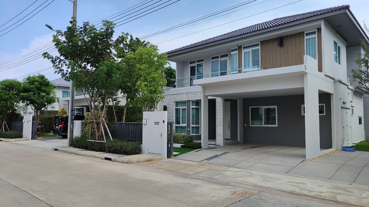 Luxury house for sale with tenants, good location, high returns.