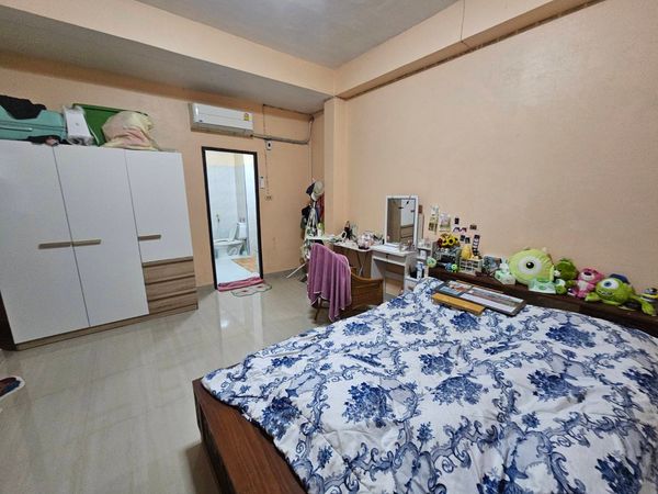 🔥 Townhouse for sale, 44 wa, near the Sriracha sea, only 100 meters, can walk to the sea! 🌊Soi Ban Rai Din Daeng 10, Si Racha District, Chonburi Province Tel. 084-694-8888 Retirement house or vacation home near Bangkok