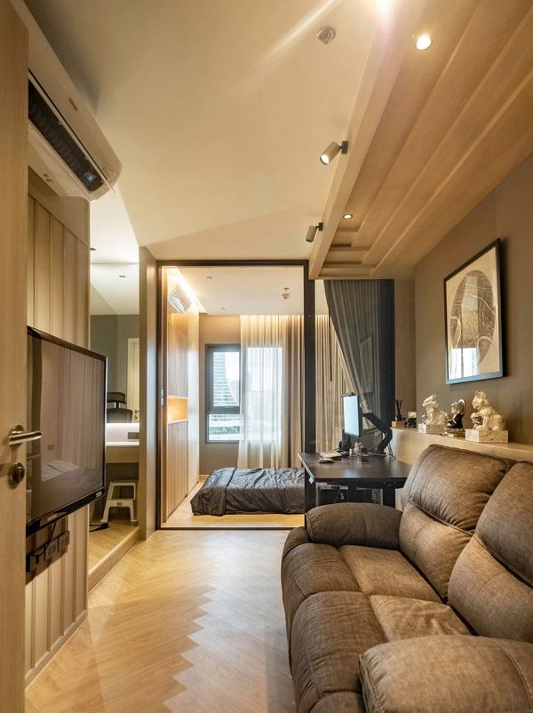 Luxury condo for sale in the heart of Ploenchit - Wireless Road (1 bedroom, 35.1 sq m.), super prime location. Convenient transportation near BTS Ploenchit, surrounded by leading department stores.