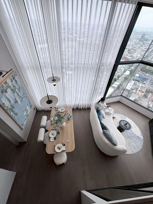 Luxury condo for sale in the heart of the city Thong Chula-Sam Yan location (2 bedrooms, 2 bathrooms, 84 sq m.), spacious area. Conveniently travel near MRT Samyan, surrounded by lifestyle areas.
