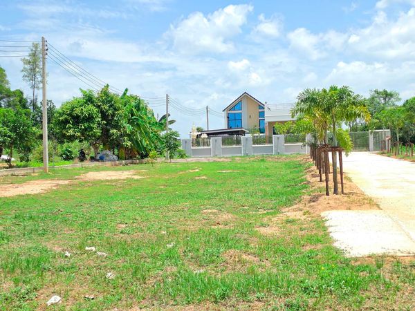 98269 - 2.5 storey detached house for sale with 1-2-0 rai of land, Ban Kha Subdistrict, Ban Kha District, Ratchaburi Province.